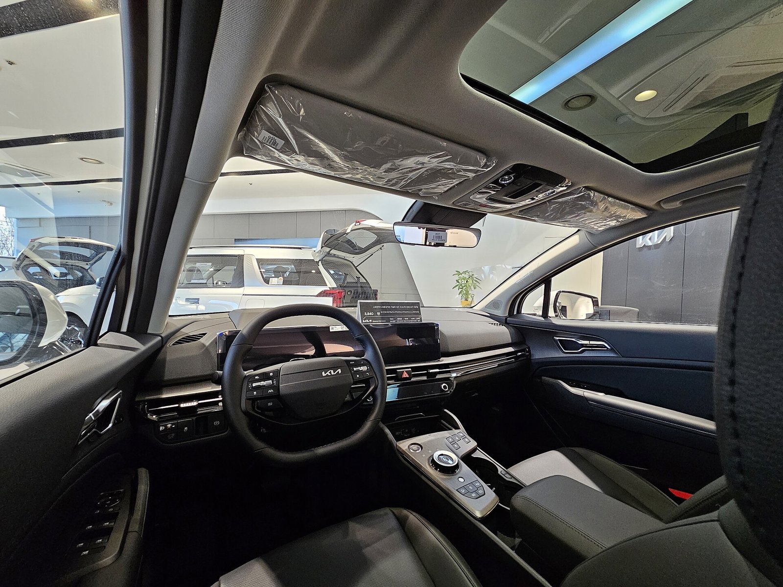 Kia Sportage'ın geniş cam tavanlı kabini