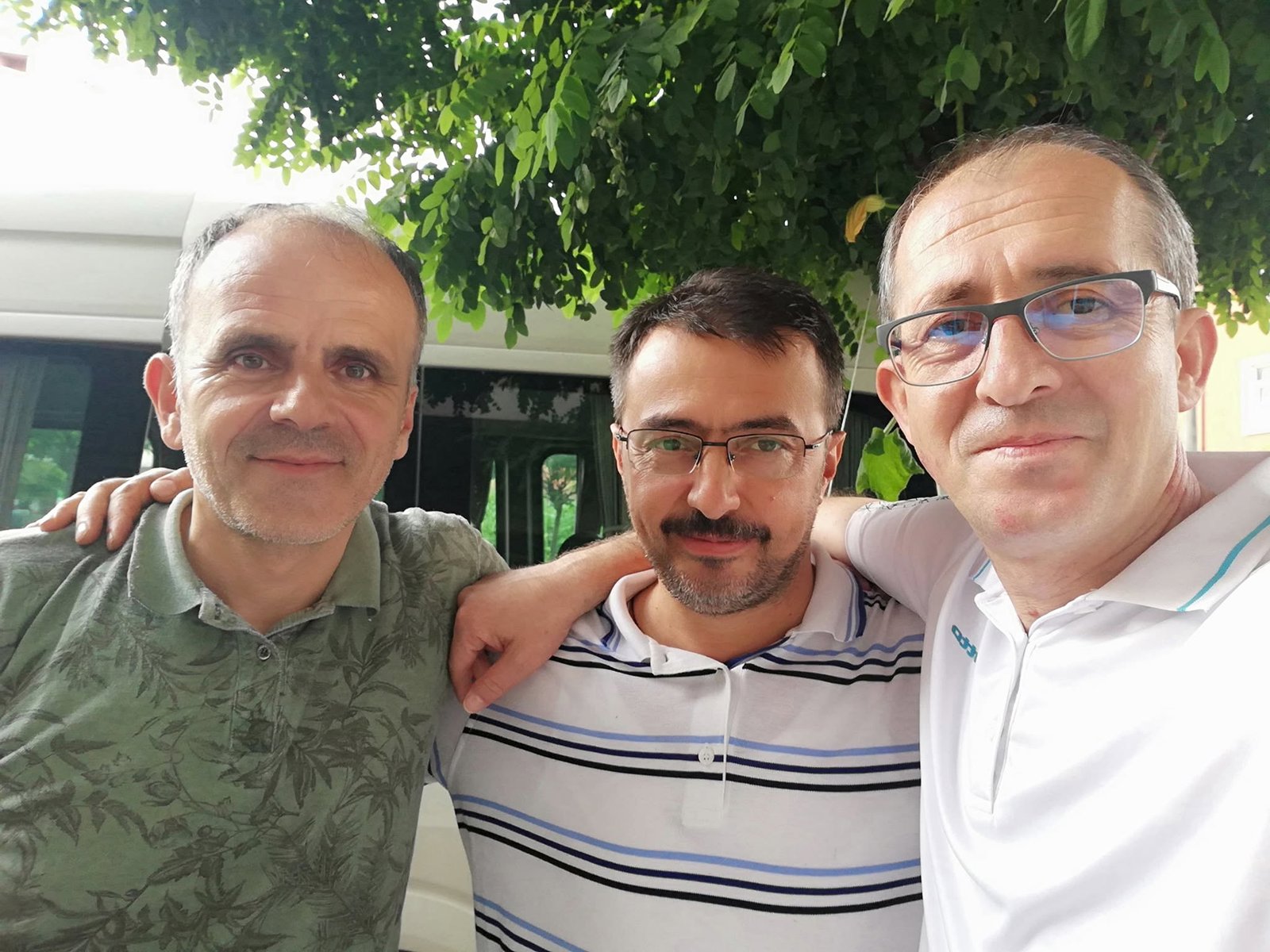 Dostlarıyla