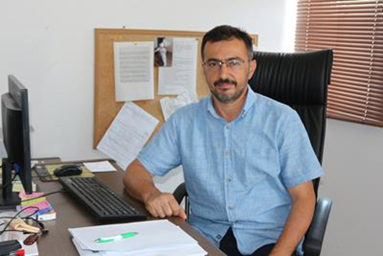 Prof. Dr. Ali Durkaya, Bartın Üniversitesindeki çalışma odasında